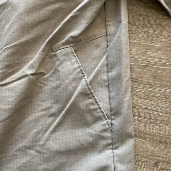 Men’s size medium off the grid button-down with conceal pocket - Picture 6 of 8